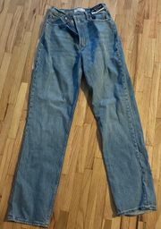 NWT Abercrombie Curve Love 90s Straight Jean in Medium Wash