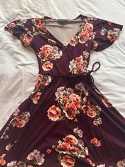 Burgundy floral mini dress 🌹