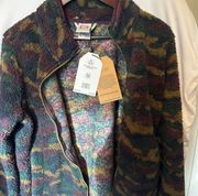 Beautiful avalanche camouflage zip up Sherpa sweatshirt