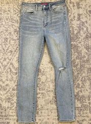 Women’s Skinny Jeans / Distressed Knee / Size 30