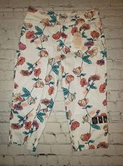 NWT St Johns Bay Womens Size 4P White Posie Floral Capri Pants