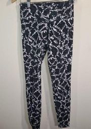 Nike  Dri Fit Leggings. Gray, white and black abstract print. EUC