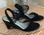 Impo  PATENT AND SUEDE WEDGE SANDALS. 5.5  BLACK