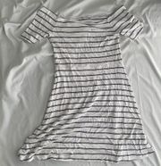 💖 4 for $25 sale 🎉 
Aeropostale Off the shoulder Striped dress