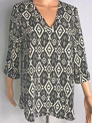 Everly Womens Blouse Black White Size M Geometric Top Shirt V-neck 3/4 Sleeve