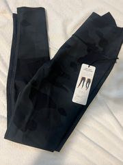 NWT Alo Black Camo Leggings Medium