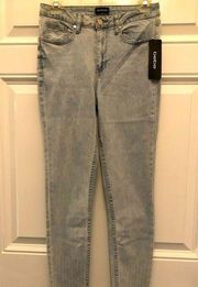 NWT BEBE Light Stone Wash Skinny Jeans - size 28