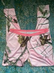 Realtree women’s pink camo hunting leggings, size large