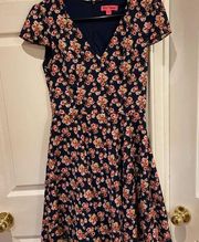 Betsey Johnson short sleeve fit & flare boho dress with flowers. Size 6