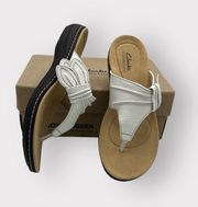 Clarks NEW Laurieann Rae Womens sz 7.5 M Leather White Thong Sandals Adjustable
