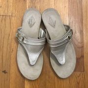 Gold comfort flip flop sandals 9.5