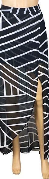 ASTR black/white geometric, sheer flyaway maxi skirt over mini skirt. Small. EUC