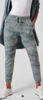 Athleta Farallon Jogger Fog Camo Coast Sweatpants Green Size XL