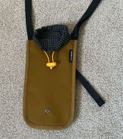 Lululemon Drawstring Top-Cinch Crossbody Bag Gold Black EUC