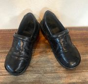 Hardly worn boc Born pattered slip on black clog/mules in excellent condition. Sz 8