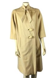 Vintage cream wool coat with neck tie side closing large buttons size medium