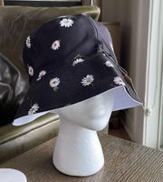 Alice + Olivia daisy reversible bucket hat NWT