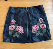 PLEATHER MINI SKIRT W FLORAL