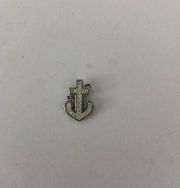 Shimmery crystal anchor pendant silver tone