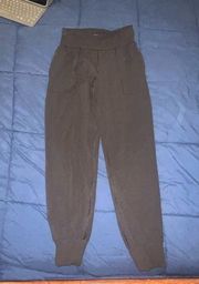 ATHLETA BLACK SALUTATION JOGGER IN‎ POWERVITA, SZ small