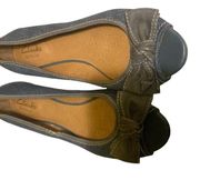 CLARK size 6 1/2 medium ballet flat denim open toe with gray leather bow