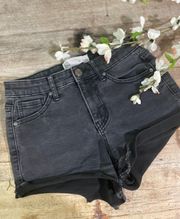 | Mid Rise Fray Black Denim Shorts (0/24) A134