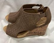 Life Stride Women's Hinx 2 Wedge Sandal Mushroom Peep Toe Microsuede 8.5M