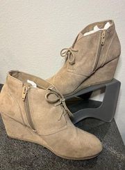 Target Brand Tan Crème Colored Lace Up Medium Wedged Zipper Booties Size 9.5