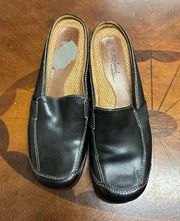 Women’s size 7 natural soul by Naturalizer black leather flats slip ons