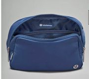 Everywhere Belt Bag pitch Blue 1L Brand New