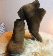 Kensie “GARRY” brown suede booties. Size 8