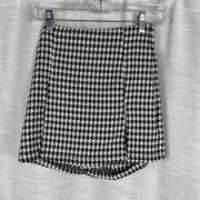 Houndstooth black and white patterned skort