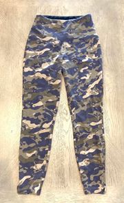 Mint high waisted  camo cropped leggings. Sz S