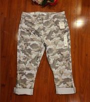 Singnature by Levi Strauss High Rise Camouflage Capris  Size 16