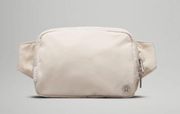 Everywhere Belt Bag 2L in White Opal