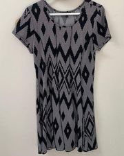 Sami & Jo Petite Large Black & White Graphic Short Sleeve Dress