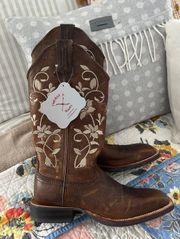 NWT  Boots