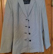 Le Suit petite black and white skirt suit. Size 6P