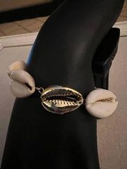 Logan Tay Shell Bracelet w clasp NWT