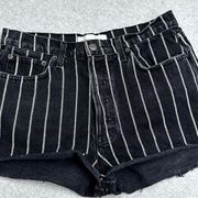 Reformation striped shorts sz 28. Bloggers Favorite. Revolve super trendy C0104‎