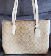 Coach Avenue Carryall In Signature Canvas