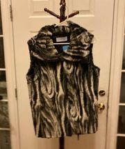 T Tahari Tahari faux fur snap closure shawl collar size L