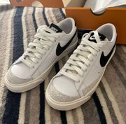 Blazer Low 77