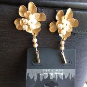 Nicole Miller Bar & latte 3 D floral earrings