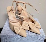 Chase and Chloe  Women's Halston Sandal Pumps Shoes Beige Color Bow 4.5 in, Size 8.5M