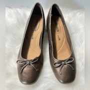 Clarks Pewter Leather Chartli Daisy Bow Low Heel Classic Pump Size 8 1/2