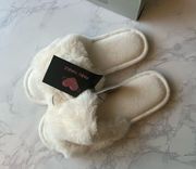 CozyFurry Comfy Slippers Size M (7-8) White NEW IN BOX!