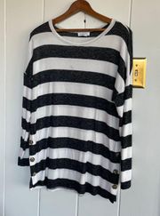 Black & white tunic sweater Size Small