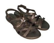 sandals crisscross top of foot adjustable closure at heel size 8