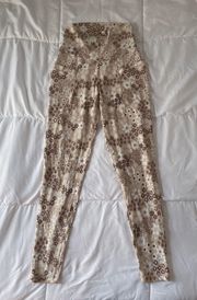 OFFLINE Real Me High Waisted Pocket Legging in Soft Oat Size Small Floral Pattern